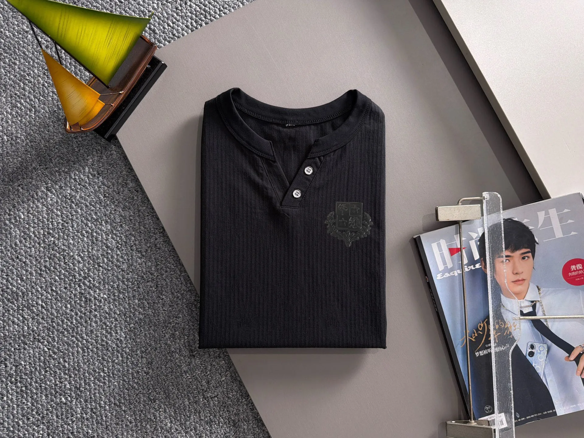 LP high quality 26ss New Arrival men's knitted short-sleeved T-shirt is made of combed cotton yarn spun cotton fabric, no pressure when entering and exiting the counter. Exclusive control of raw materials. It feels substantial when weighed, and the upper body is more textured than ordinary T-shirts. This texture can cope with the weather easily and is suitable for both hot and cold conditions! Designed for a loose fit. Size: M to 4XL